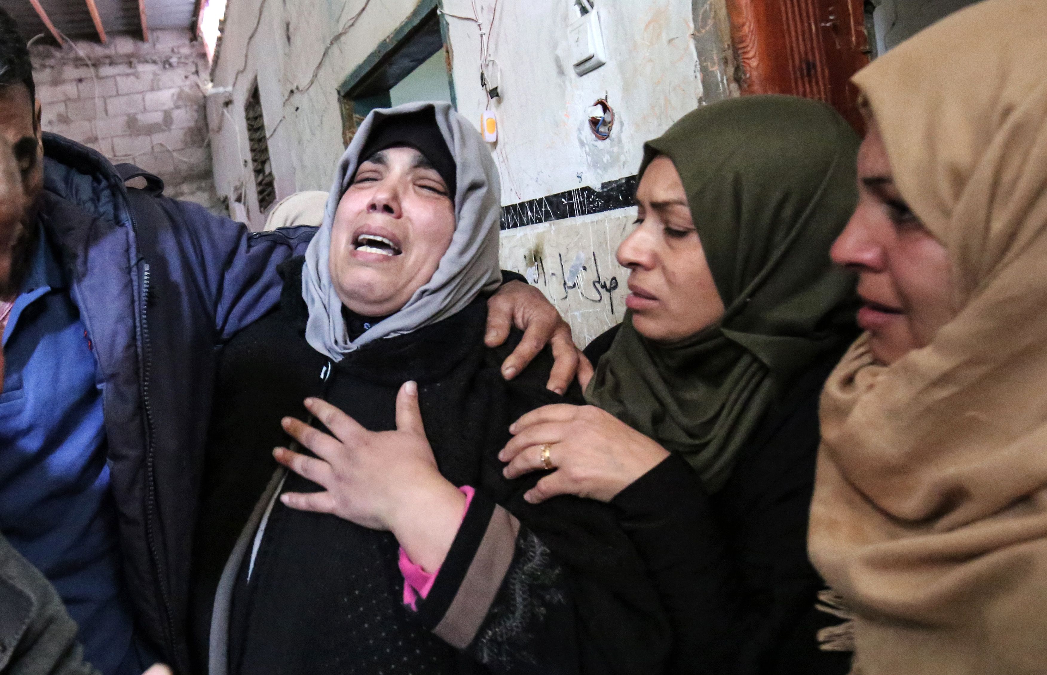 معاناة الفلسطينيين من جرائم الاحتلال