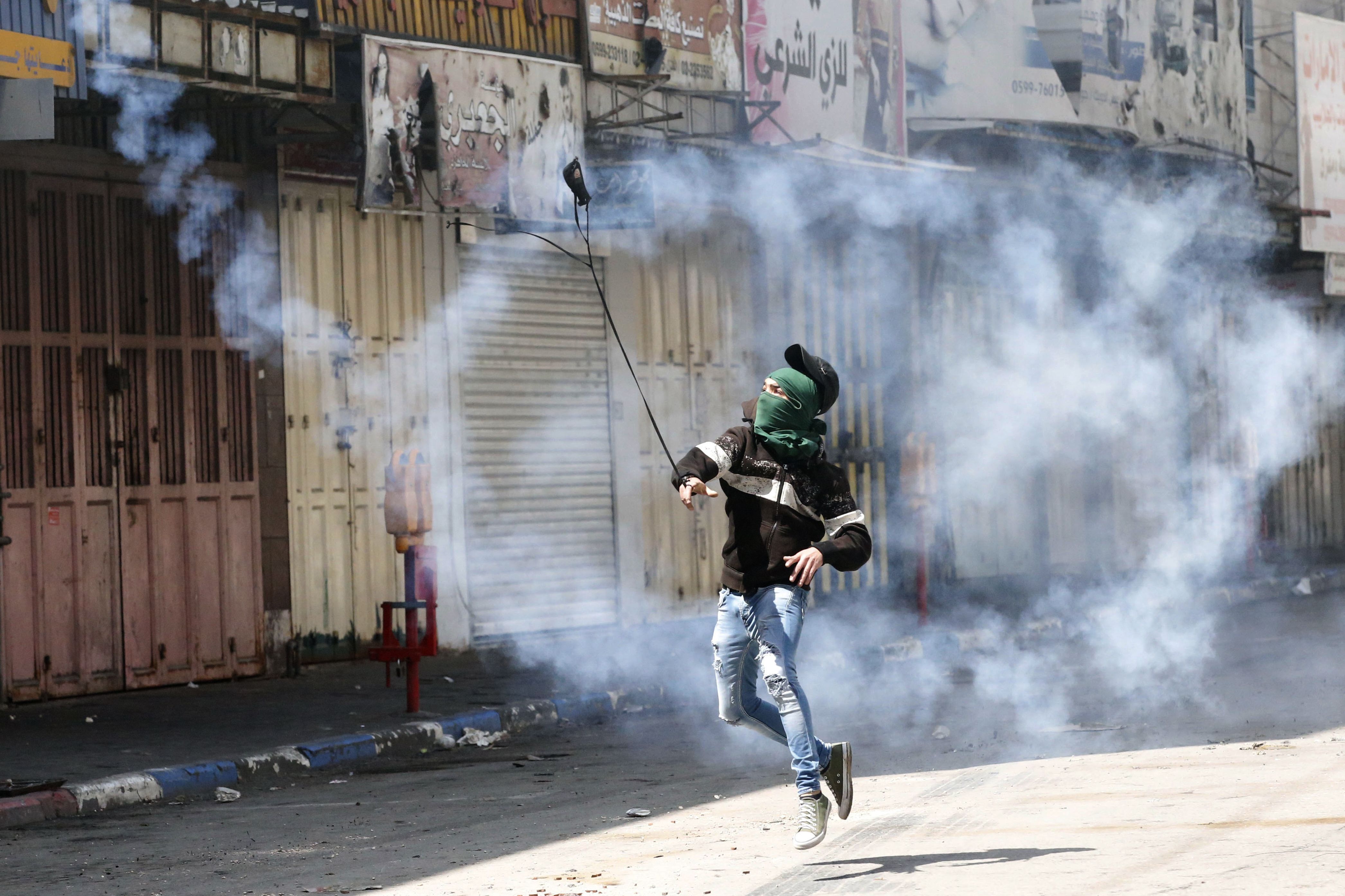 فلسطينى يواجه قوات الاحتلال