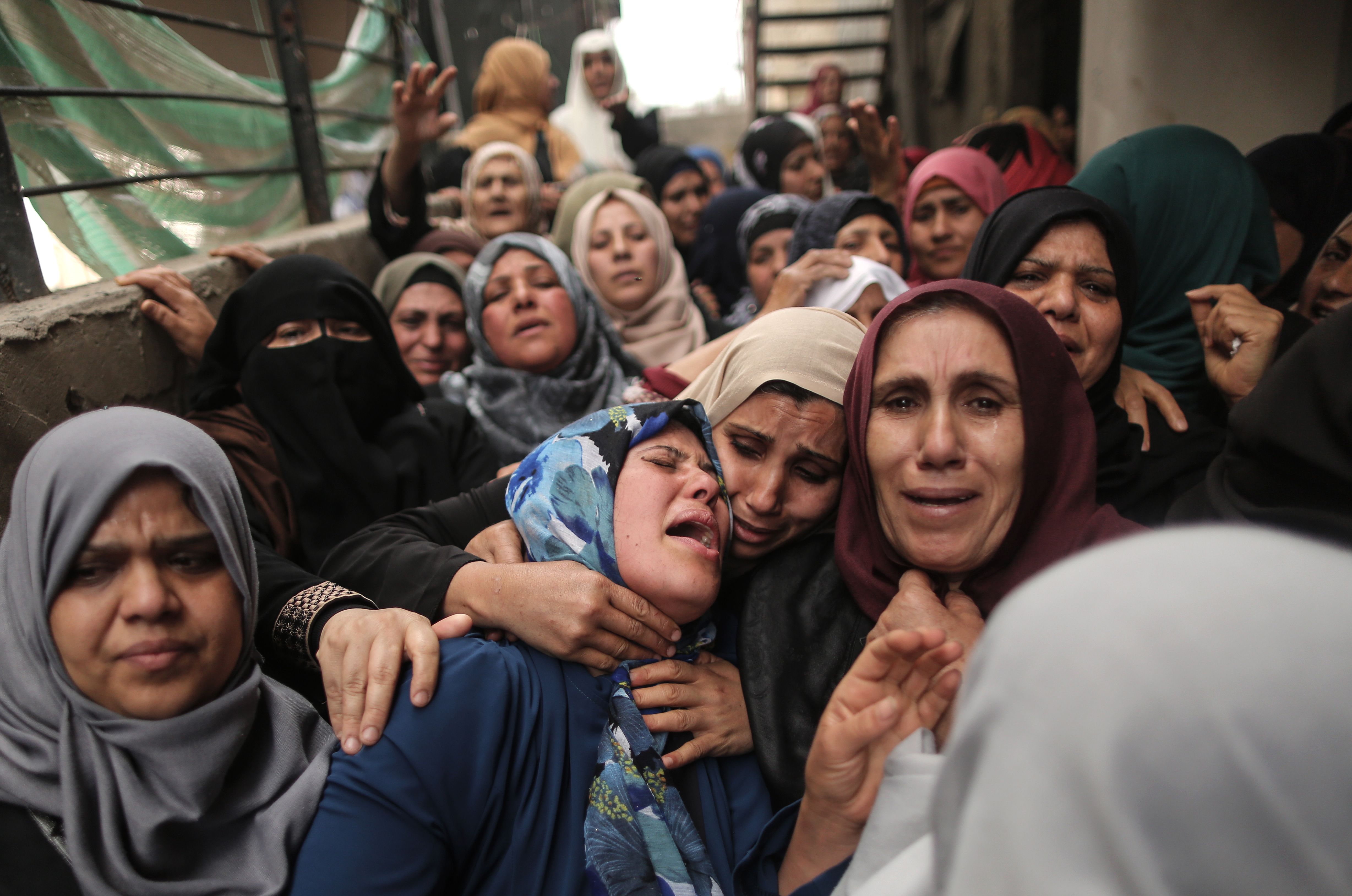 نساء فلسطين يشيعن جثامين الشهداء