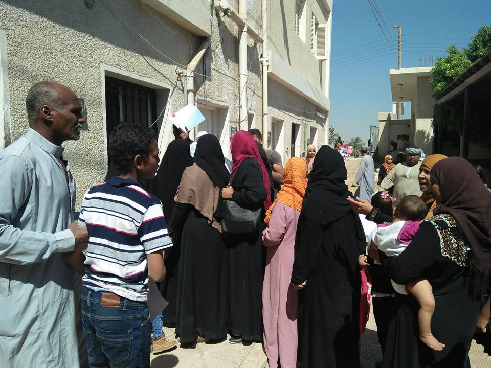 قافلة طبية لـ8 تخصصات تكشف علي المواطنين بقرية البغدادي بالأقصر (1)