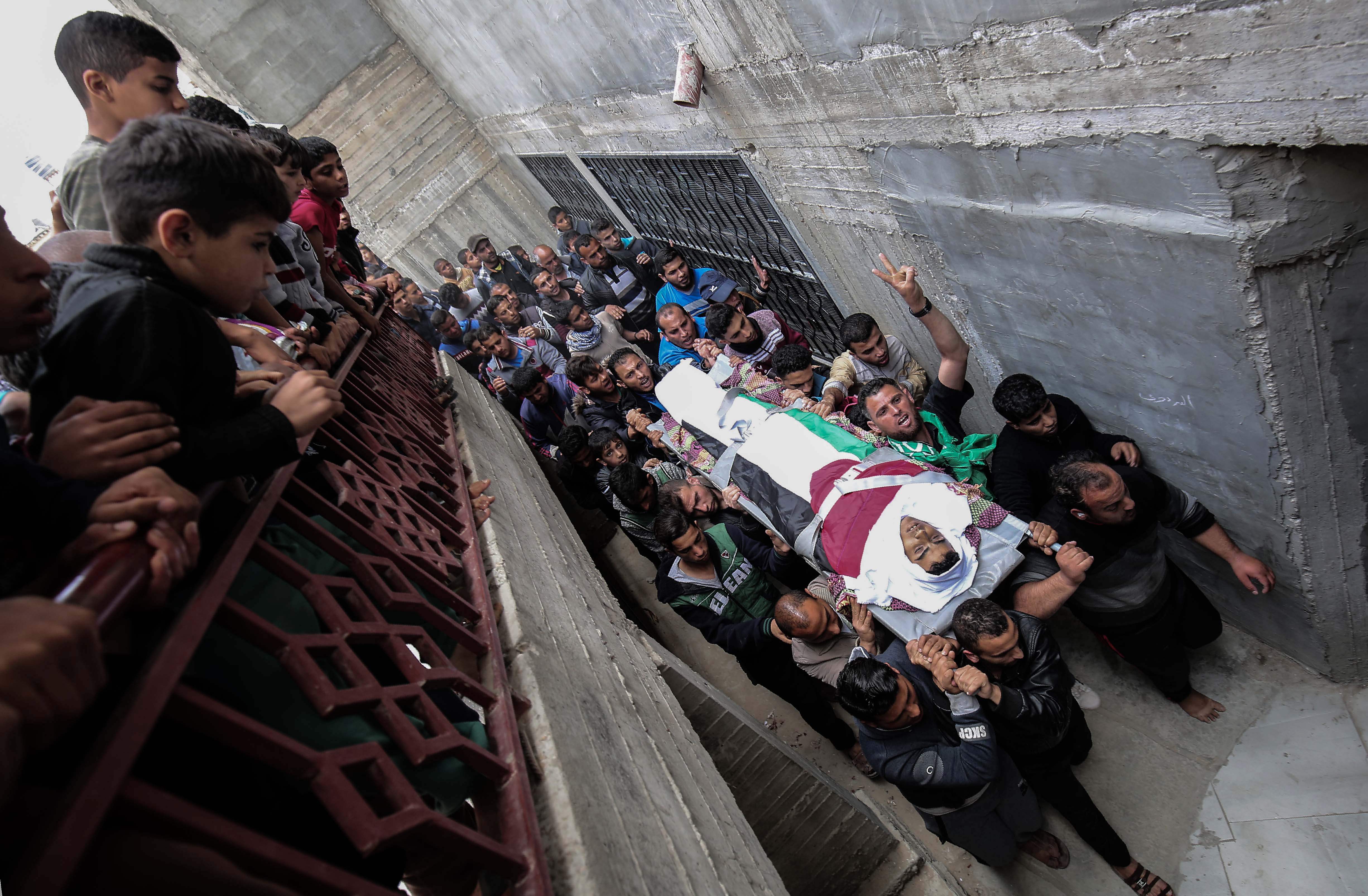 فلسطينون يشيعون جثمان شهيد