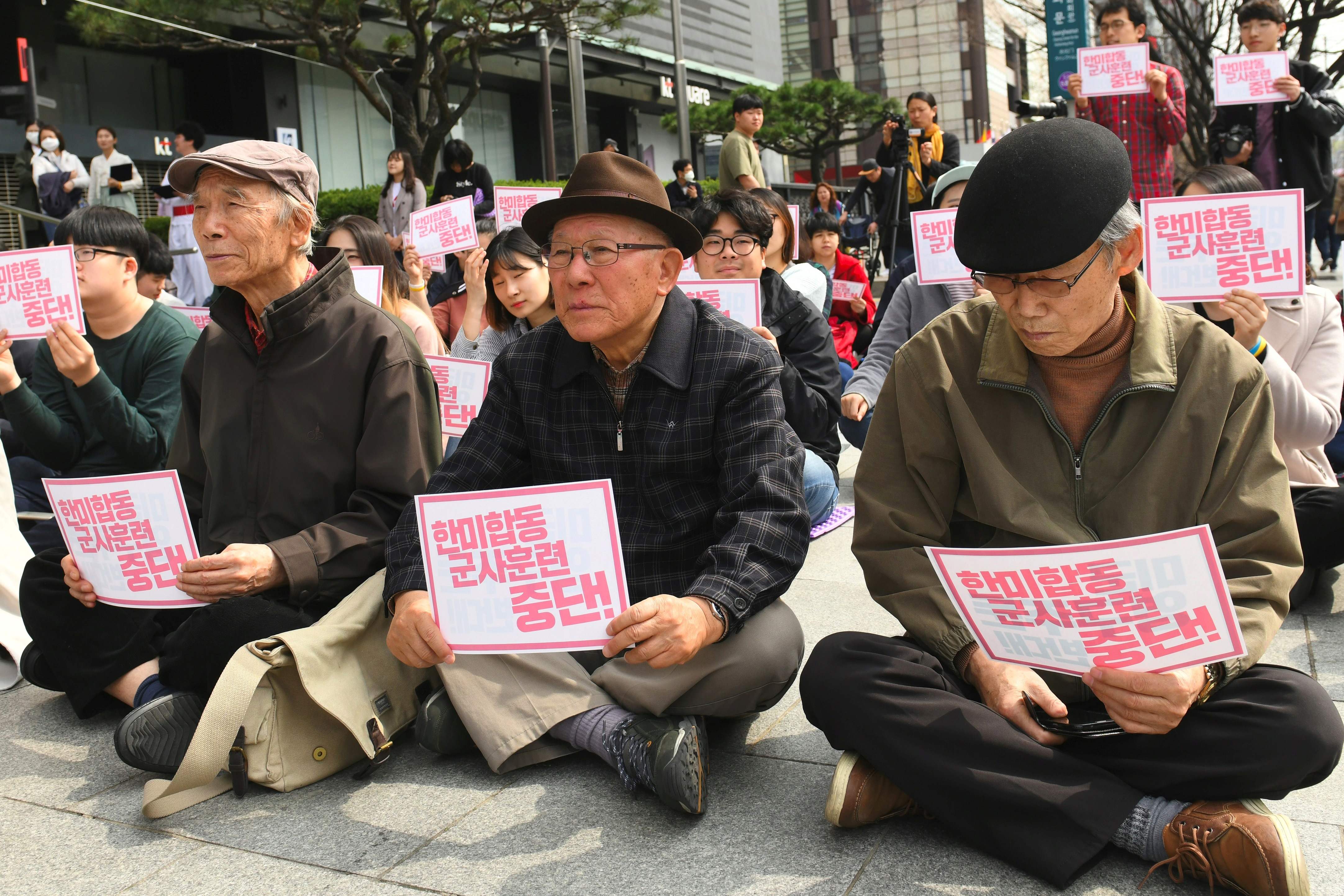 مظاهرات فى كوريا الجنوبية ضد التدريبات العسكرية مع أمريكا