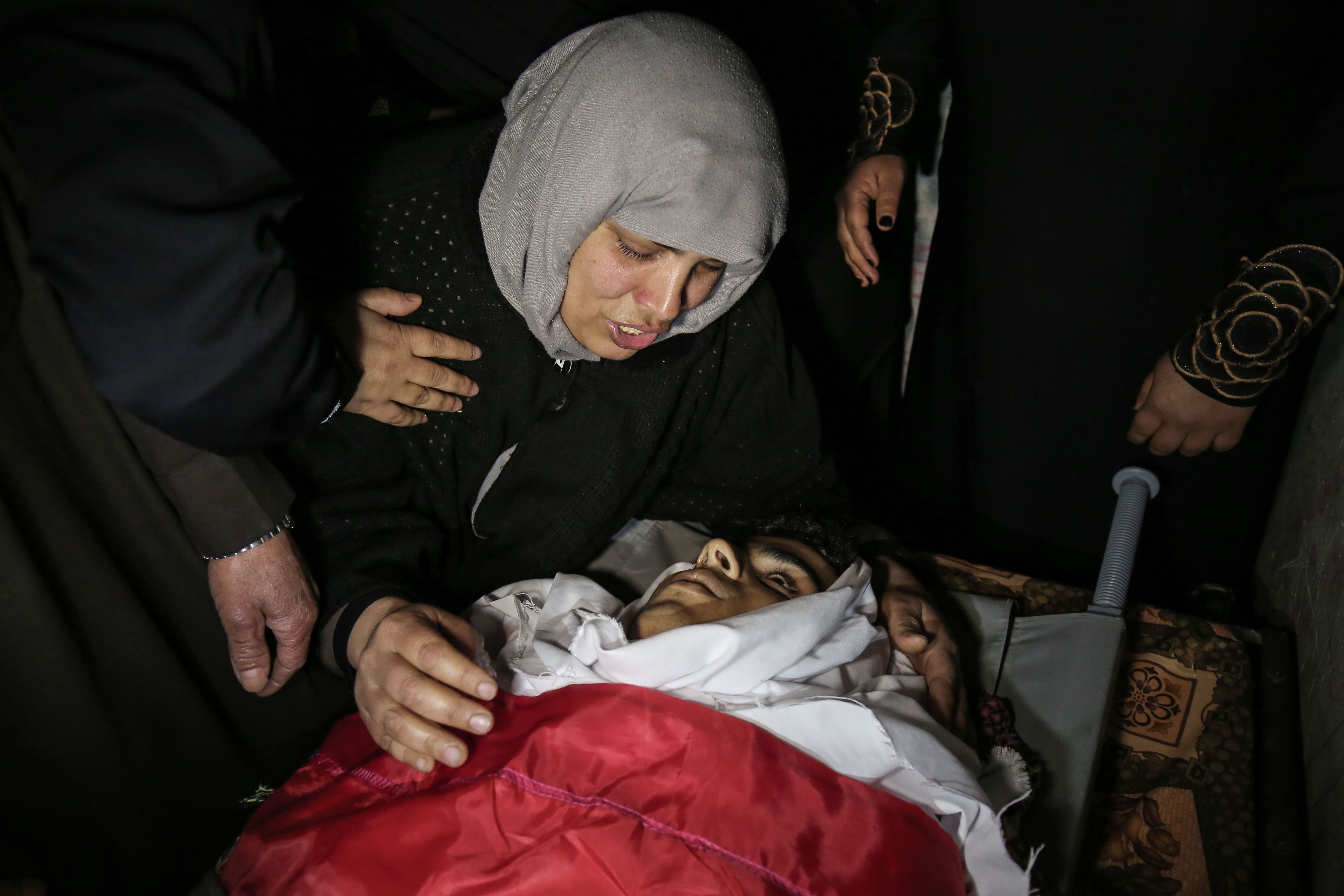 فلسطينية تبكى قرب جثمان شهيد