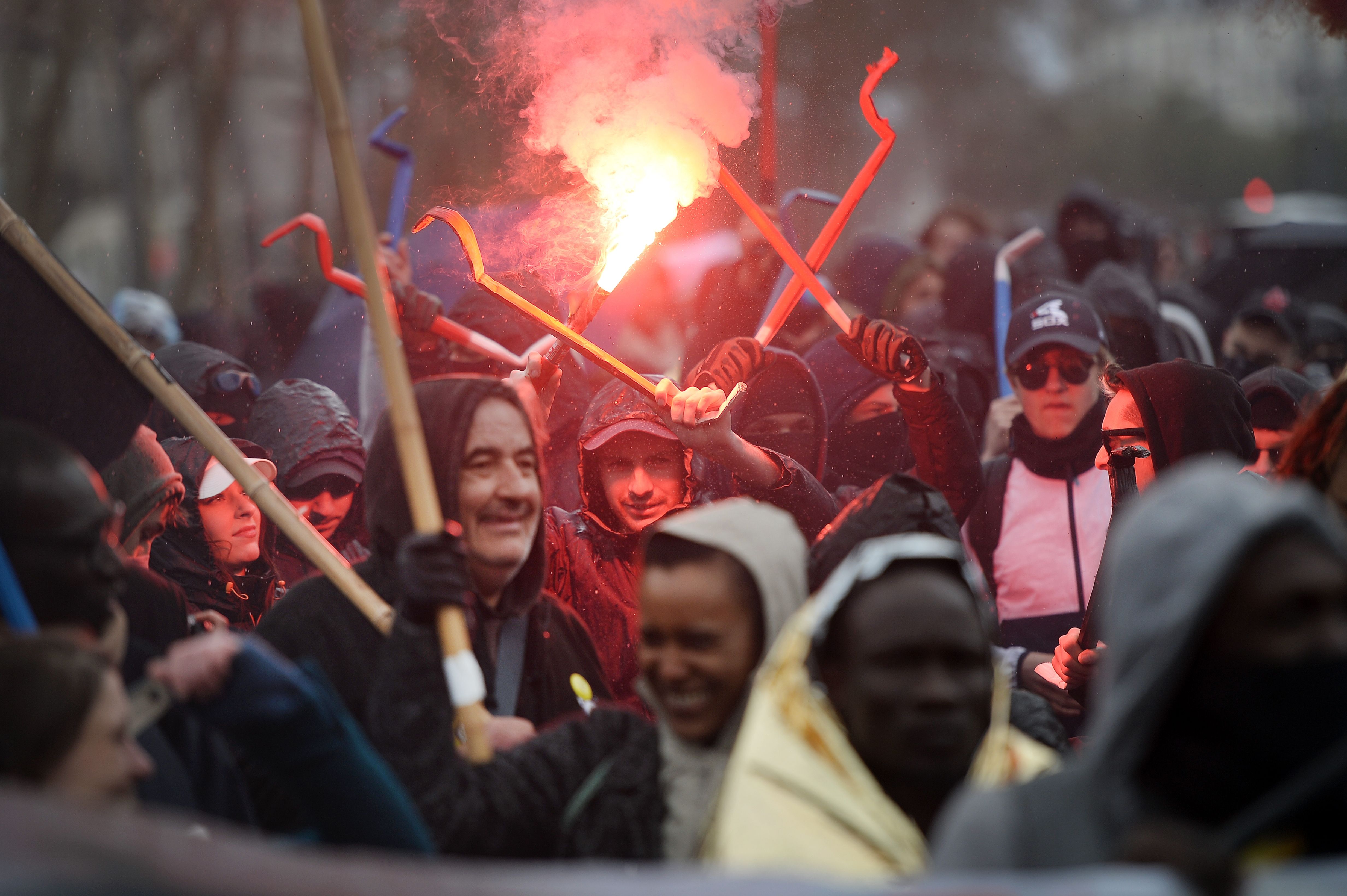 جانب من اشتباكات عنيفة بين الشرطة الفرنسية ومحتجين متضامنين مع المهاجرين