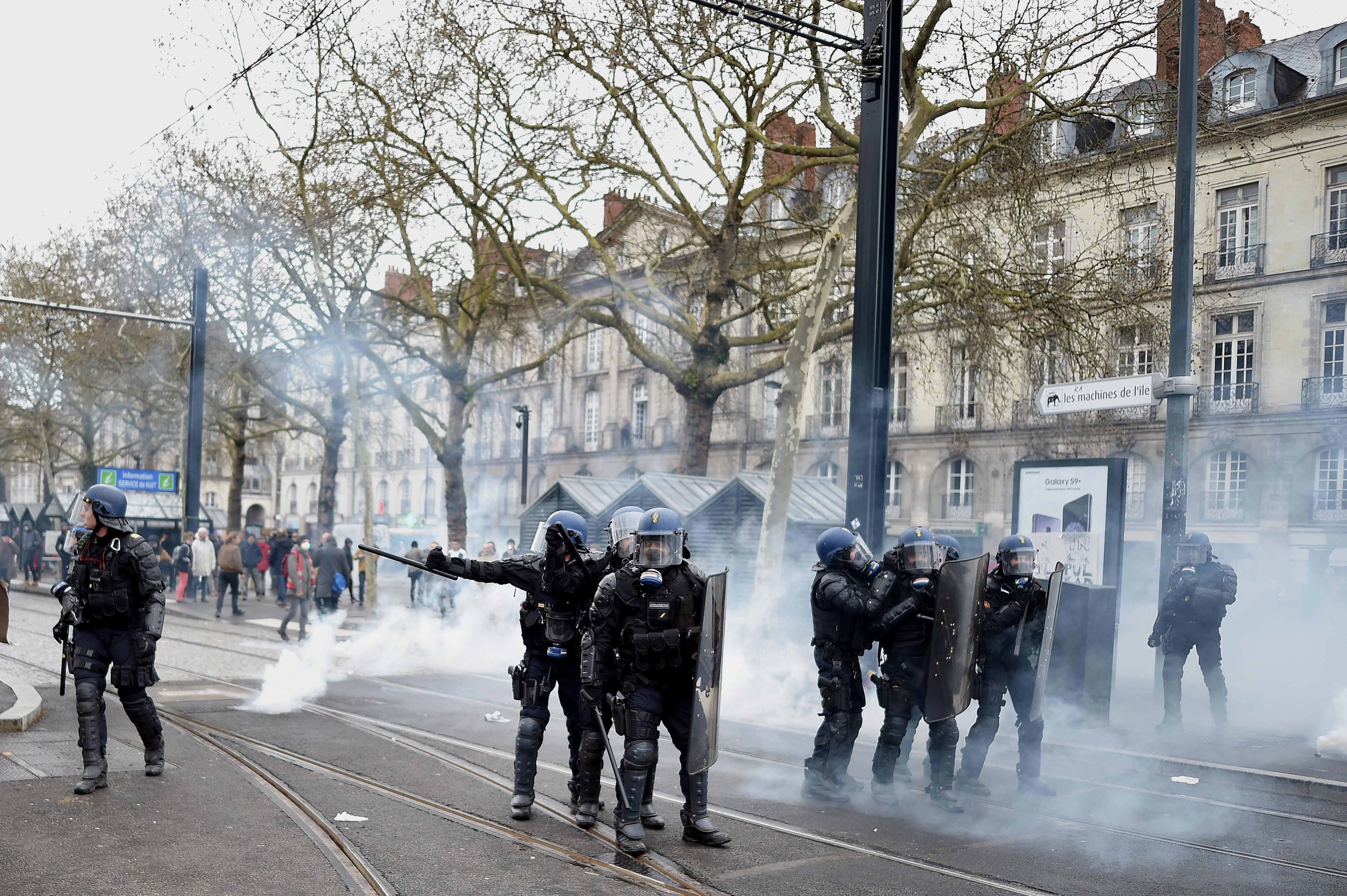 اشتباكات عنيفة بين الشرطة الفرنسية ومحتجين متضامنين مع المهاجرين