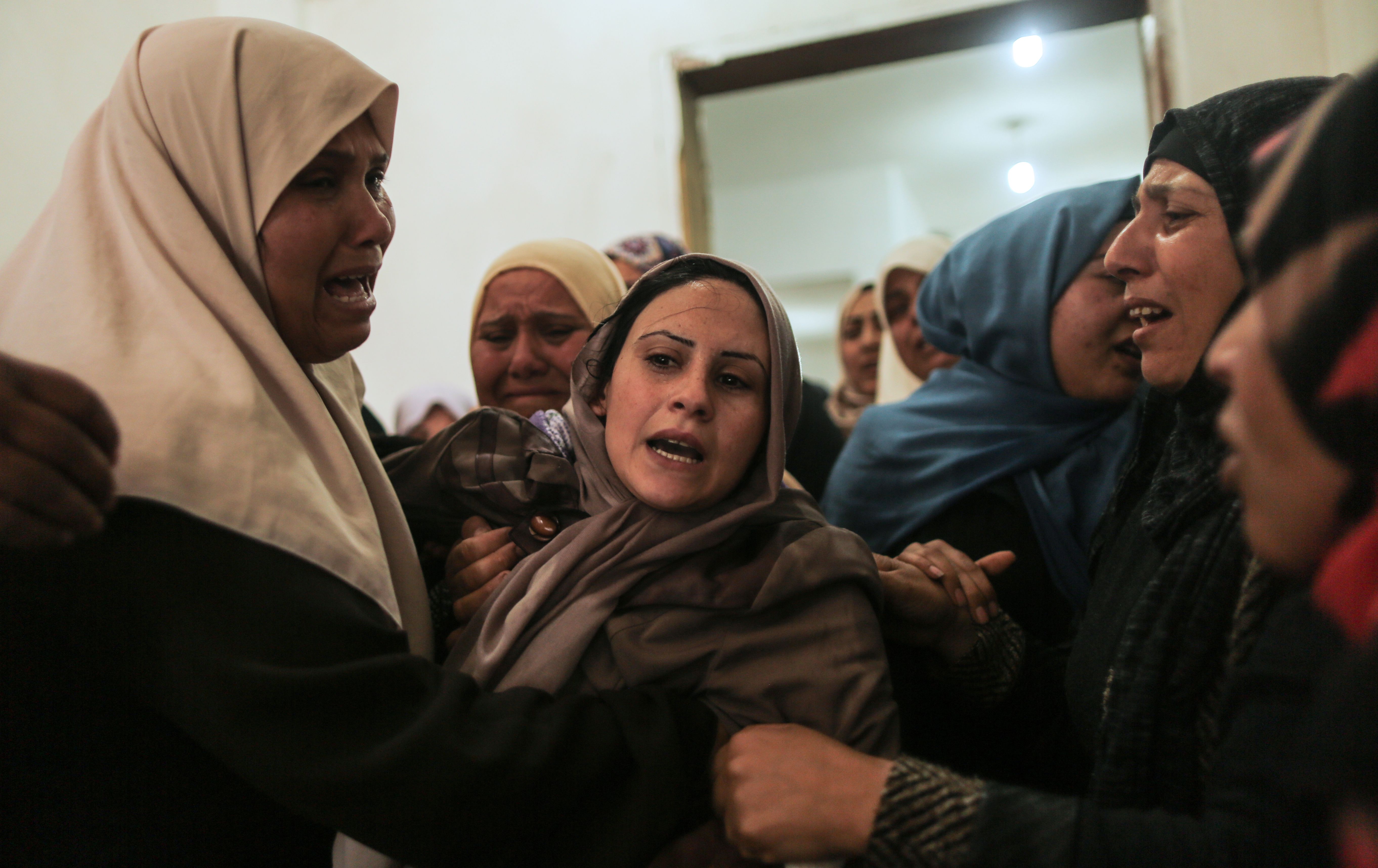 أمهات فلسطين يبكون على أبنائهم الشهداء