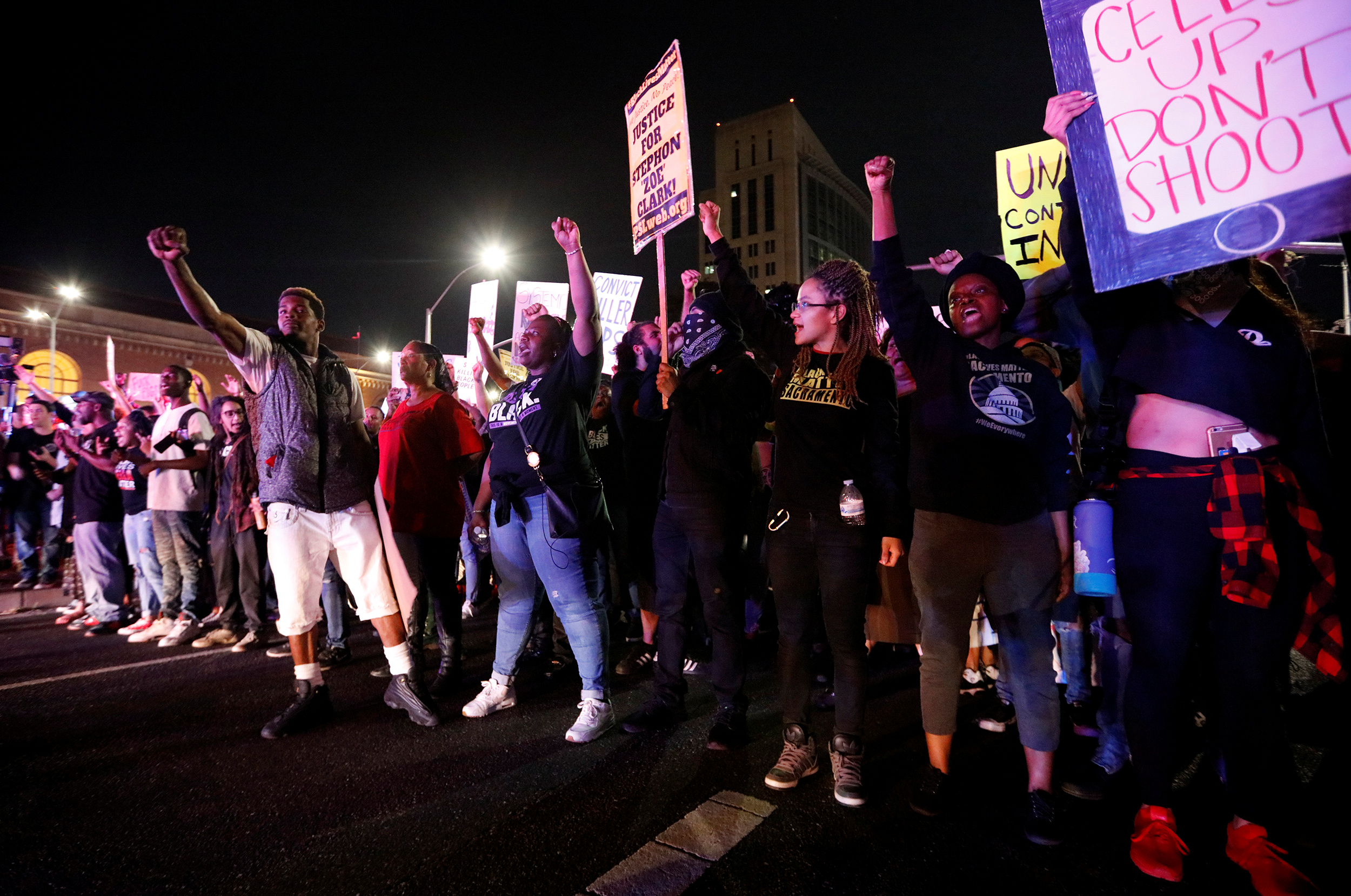 صور مظاهرات ضد قتل السود فى أمريكا (3)