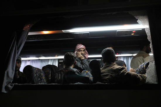 سوريون داخل أتوبيس لمغادرة الغوطة الشرقية