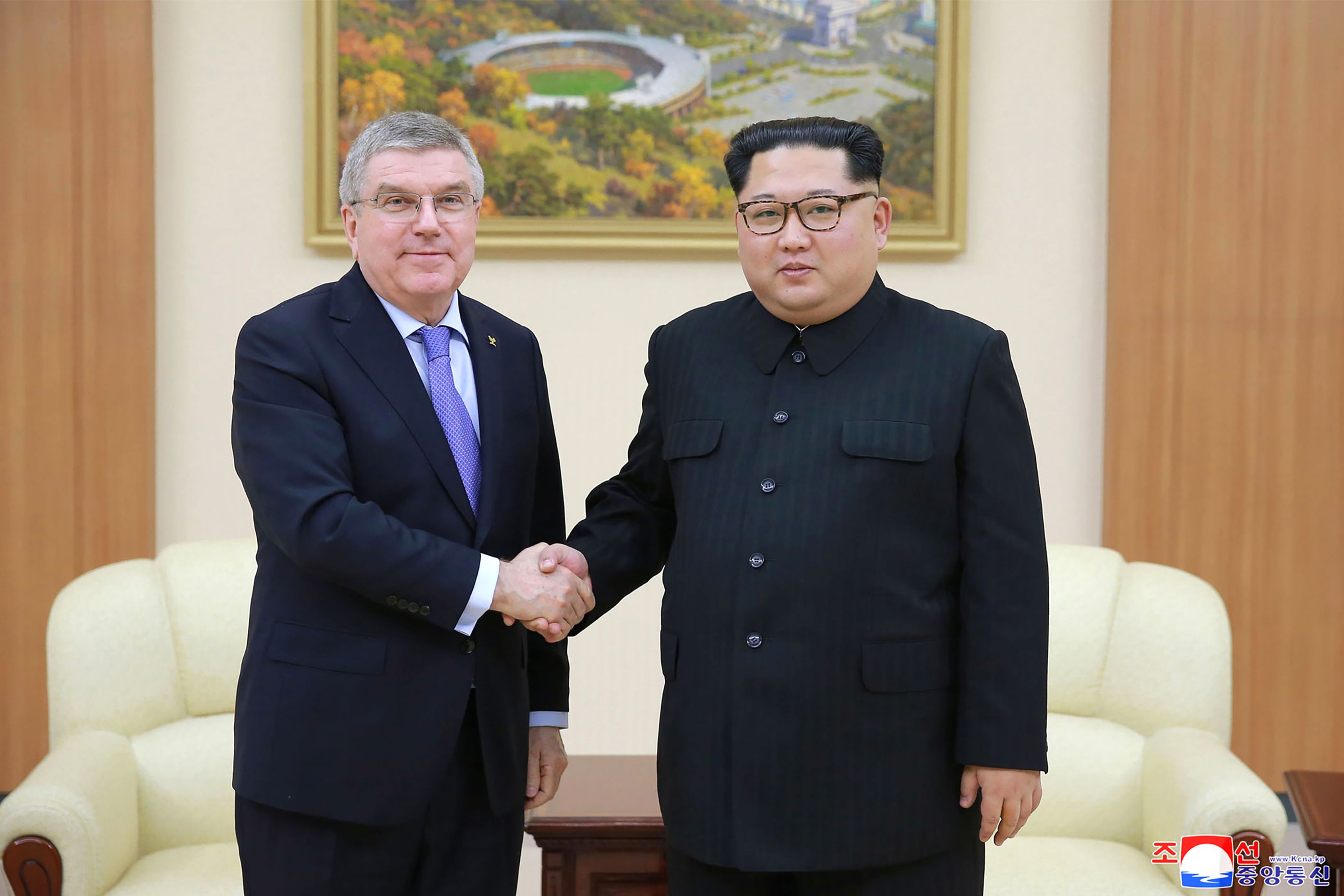 زعيم كوريا الشمالية يصافح رئيس اللجنة الأولمبية