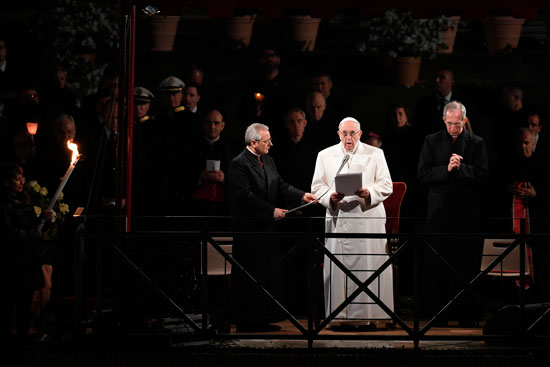 البابا فرانسيس يترأس قداس الجمعة العظيمة فى الفاتيكان