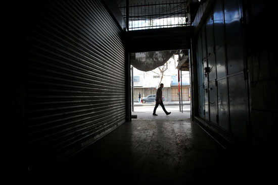 المحلات فى فلسطين تغلق أبوابها التزاما بالإضراب الشامل