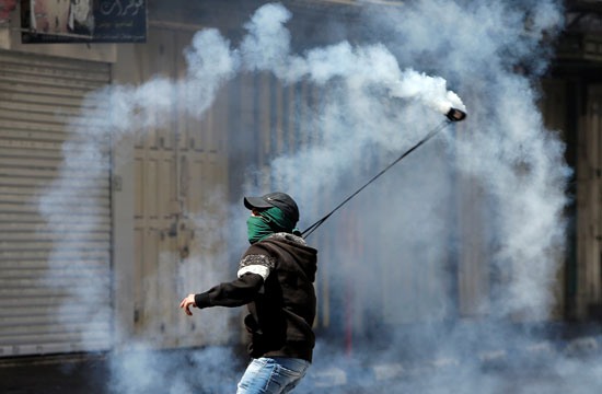 شاب فلسطينى خلال الاحتجاجات 