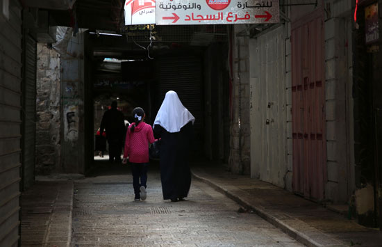 الشوارع شبه خاوية فى فلسطين بسبب الإضراب الشامل