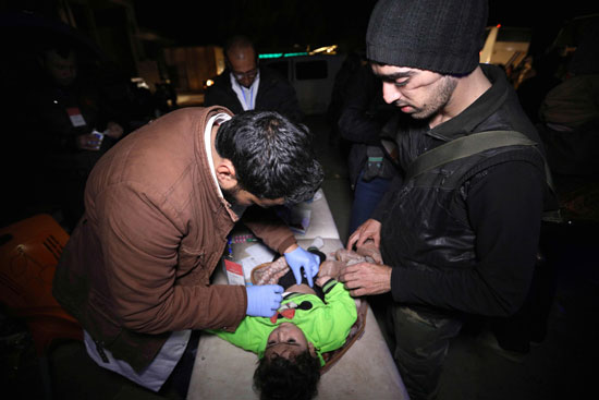 إجراء فحص طبى لطفل سورى قبل مغادرته الغوطة الشرقية