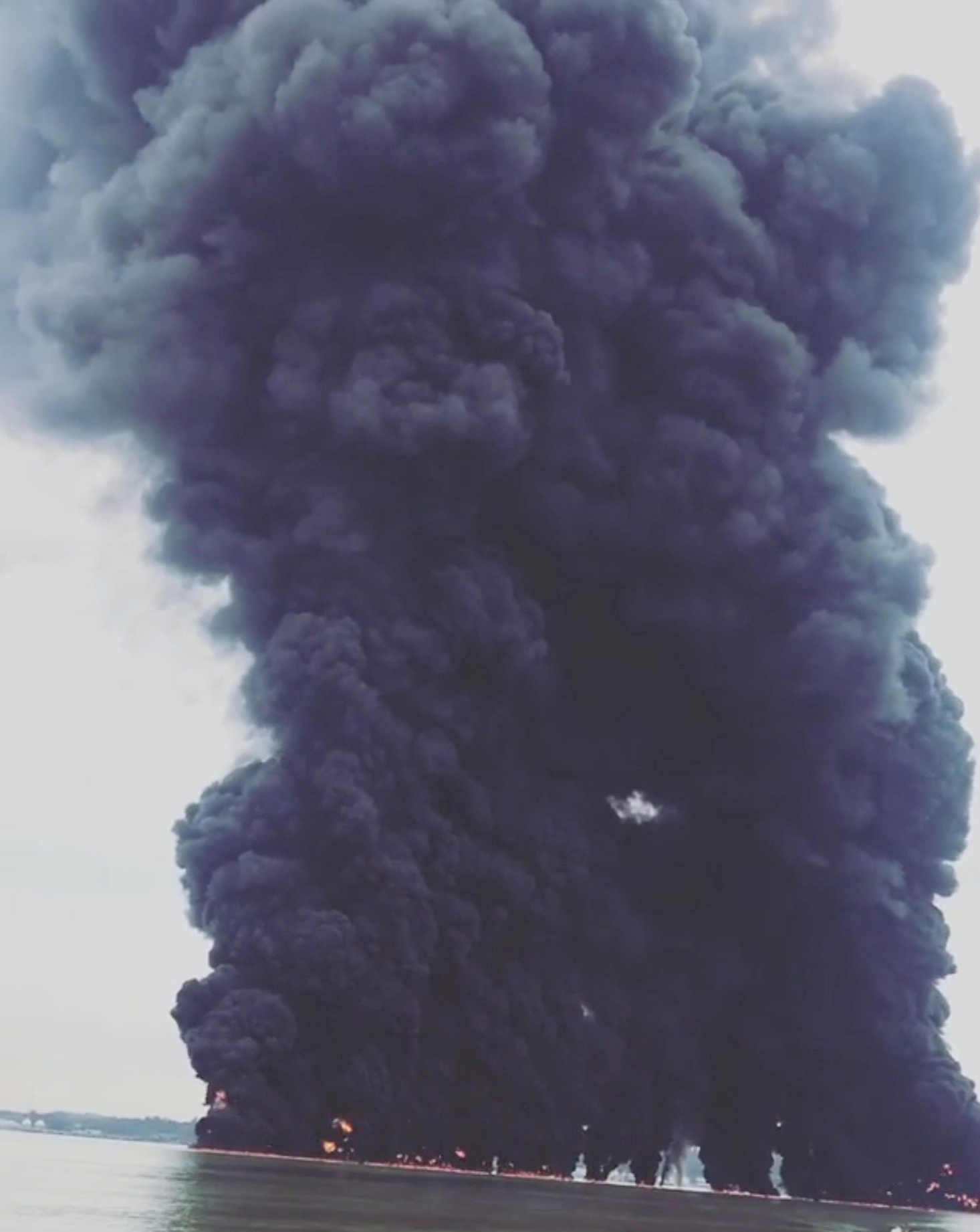 انبعاث الدخان جراء حريق فى سفينة
