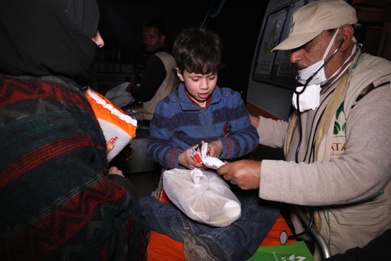 طفل سورى يحمل طعامه أثناء مغادرة الغوطة الشرقية