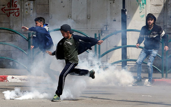 مواطنون فلسطينيون خلال الاشتباكات 