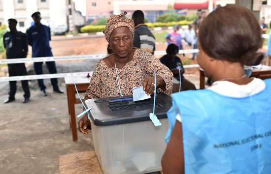 تصويت المواطنين فى انتخابات سيراليون 