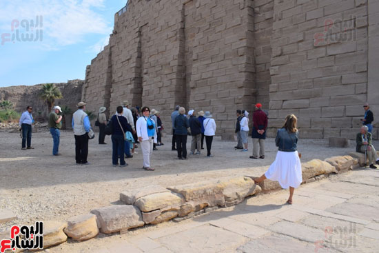 السياح يستمعون لشرح مرشدين السياحة بالأقصر