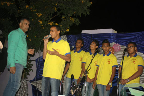 غناء فريق كورال قصر ثقافة الطفل بالأقصر خلال الحفل