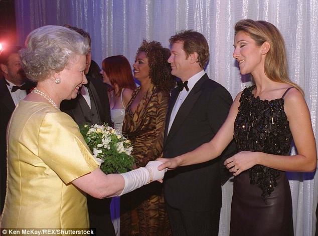 مع الملكة اليزابيث عام 1997