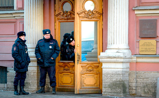 الشرطة الروسية تؤمن مبنى القنصلية 