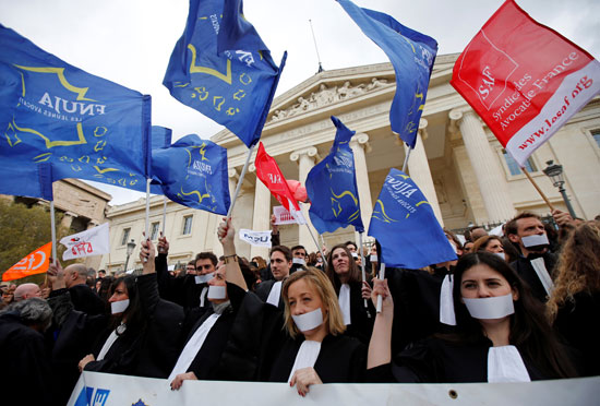 مظاهرات-للمحامين-الفرنسيين-احتجاجا-على-مشروع-قانون-قضائى