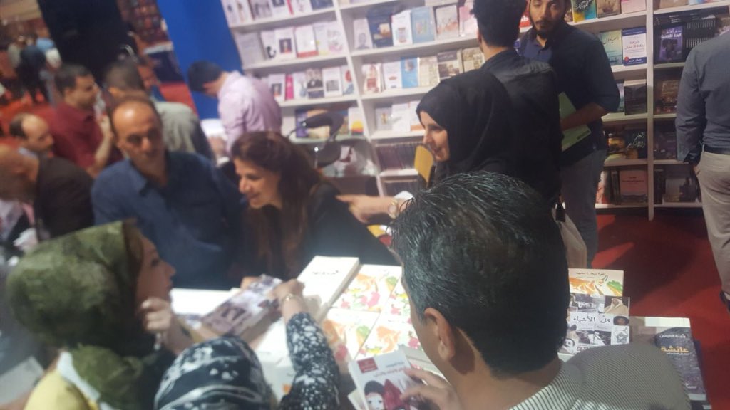 جمهور معرض بغداد الدولى للكتاب خلال توقيع رواية كل الأشياء