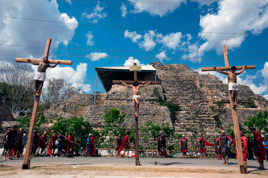 صلب اشخاص خلال  احتفالات المسيحيين فى المكسيك