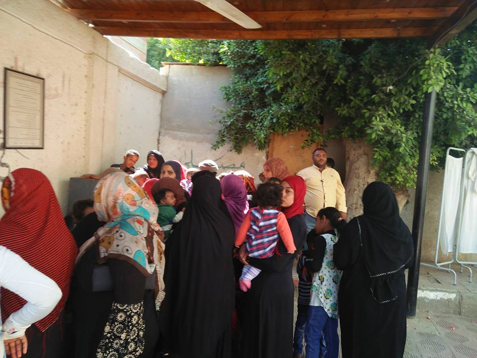 قافلة طبية لـ8 تخصصات تكشف علي المواطنين بقرية البغدادي بالأقصر (2)