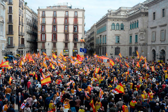 مظاهرات حاشدة ضد دعوات استقلال كتالونيا