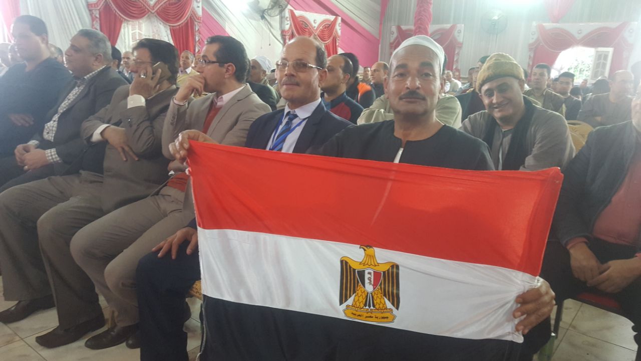 مزارع يرفع مصر معلناً تأييده للرئيس
