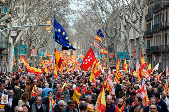 مظاهرة فى كتالونيا للتأكيد على الوحدة مع إسبانيا