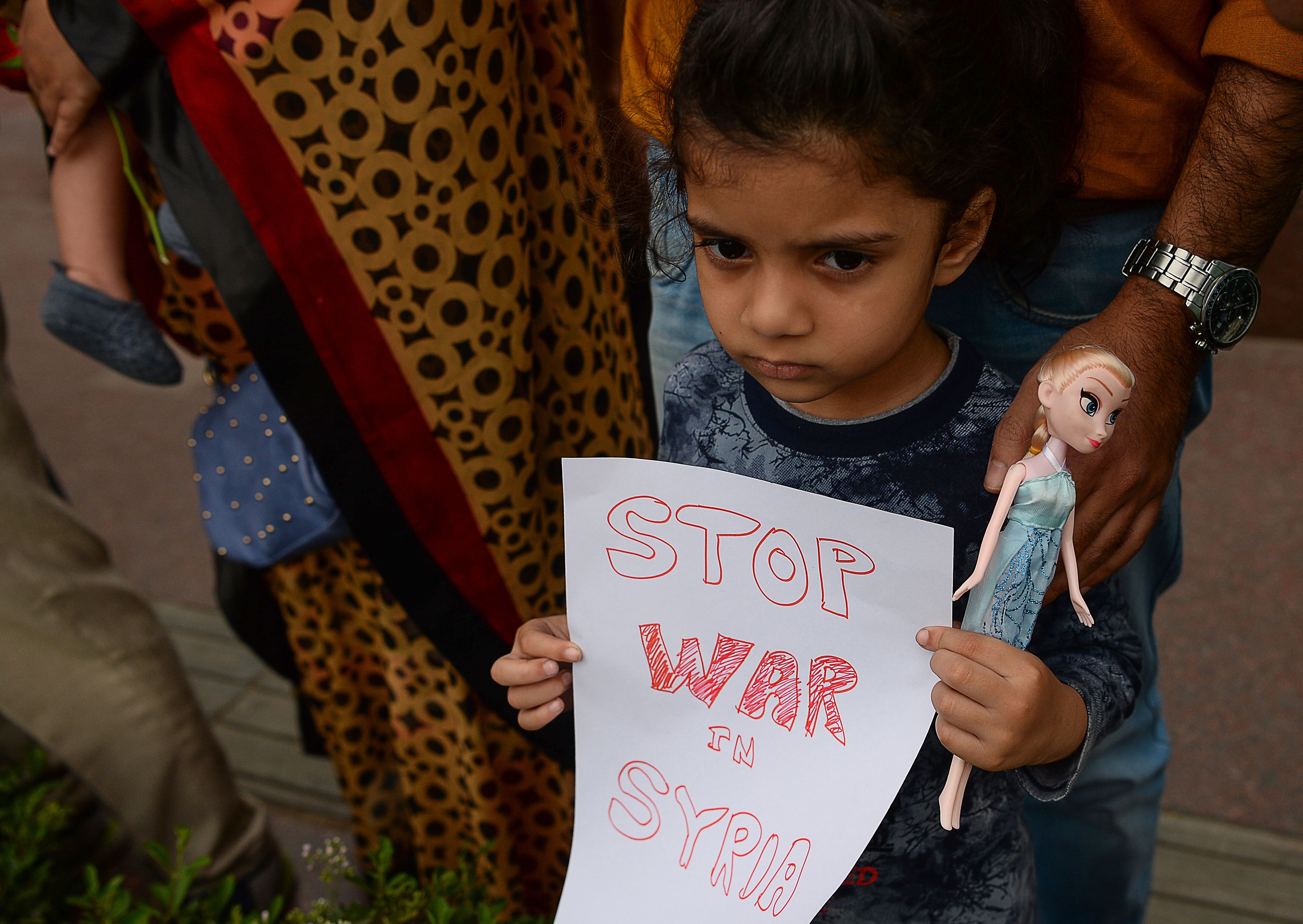 طفلة هندية ترفع لافتة تطالب بوقف الحرب السورية