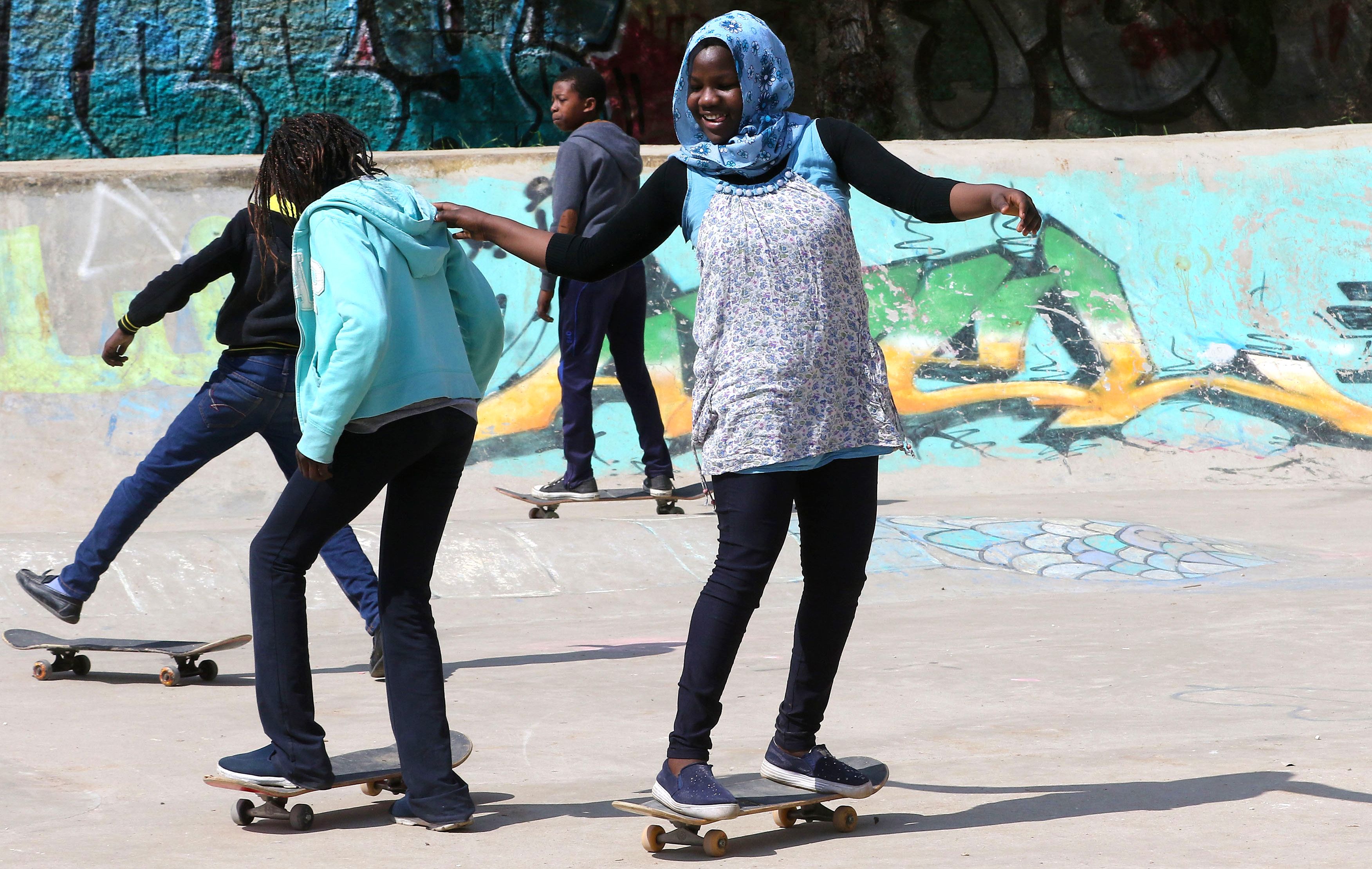 فتيات لاجئات يتعلمن التزلج