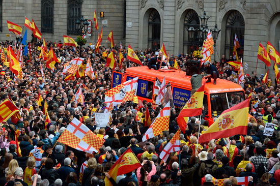 أعلام إسبانيا ترفرف فى مظاهرة لرفض استقلال كتالونيا