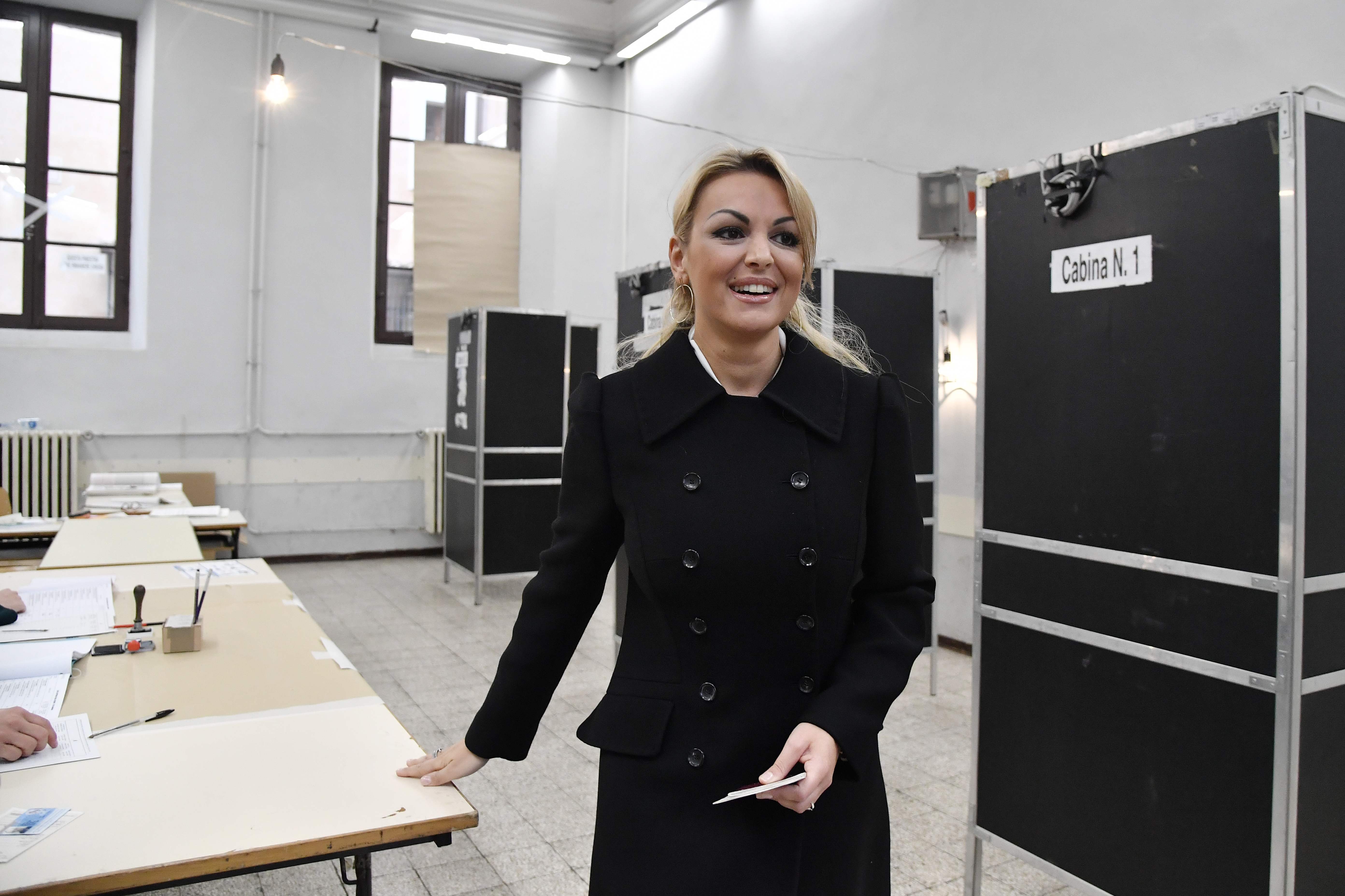 فرانشيسكا باسكال تدلى بصوتها فى انتخابات إيطاليا