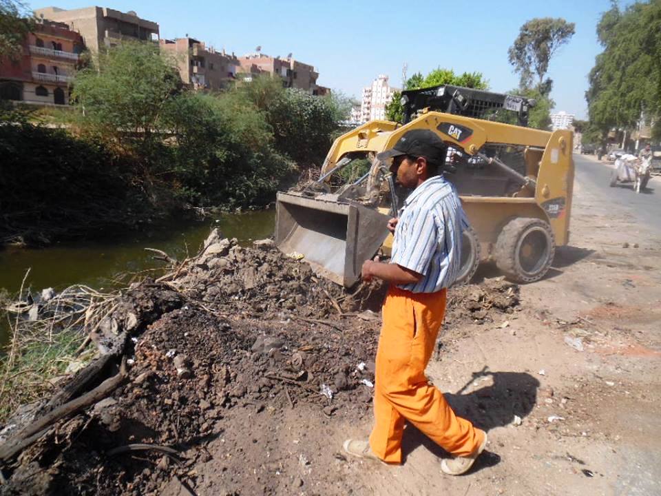 رفع 50 طن من مخلفات صلبة بالمقلب الوسيط بمدينة طهطا  (3)