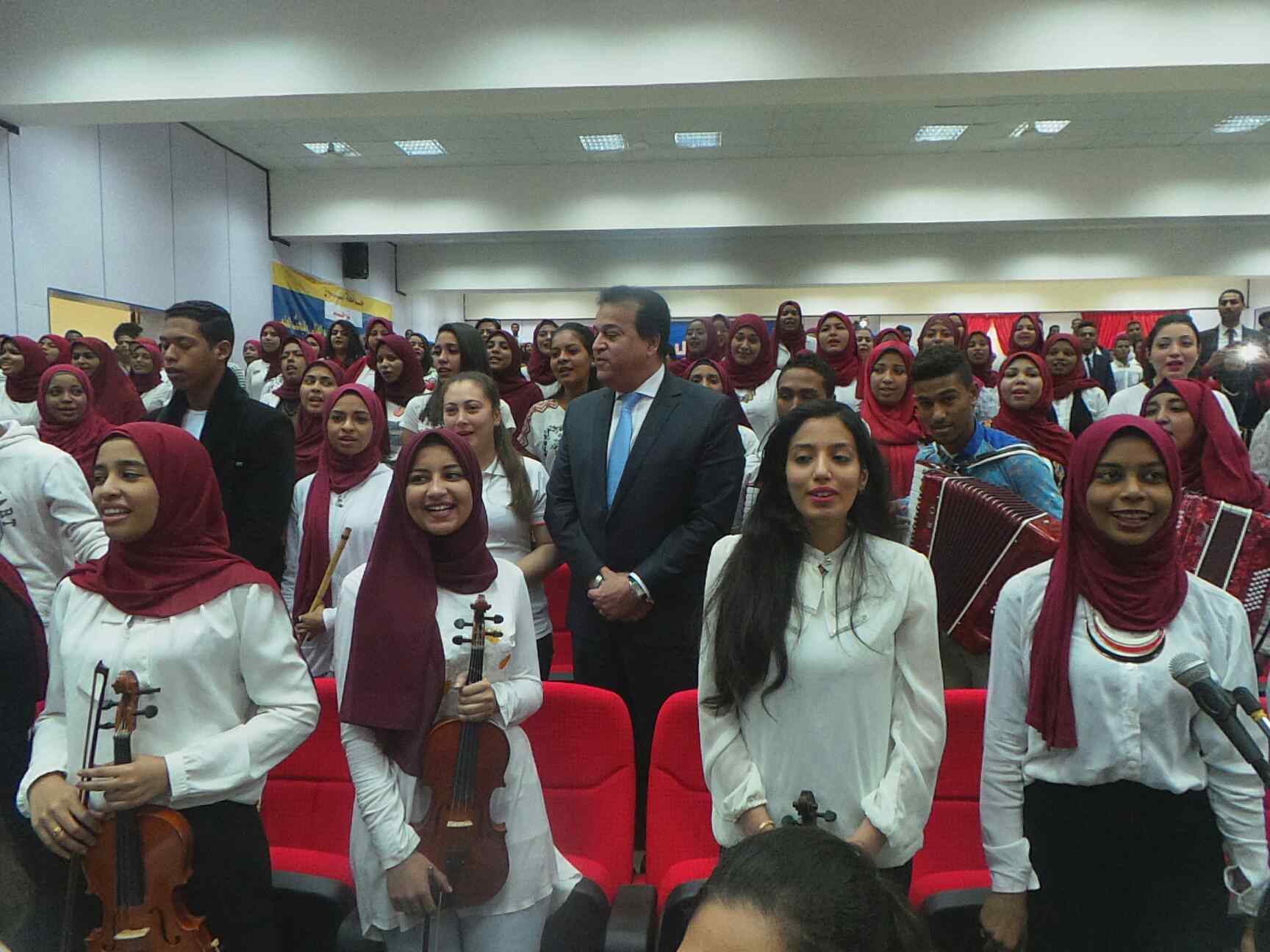 وزير التعليم العالى يشارك الطلاب بأغنية "يلا بلادى"