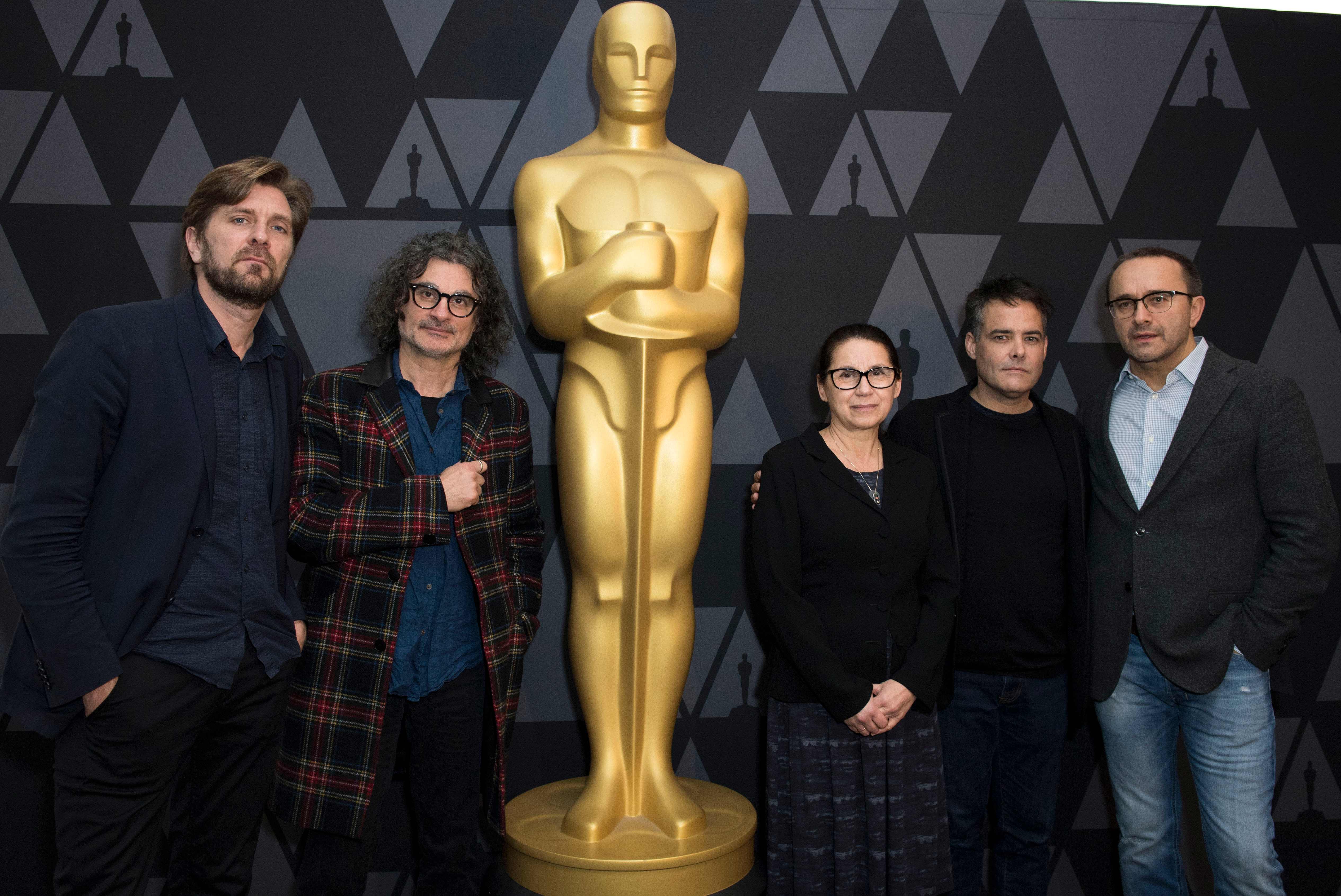 عدد من الفنانيين يتوافدون لمتابعة الاستعدادات الأخيرة لاستقبال الأوسكار