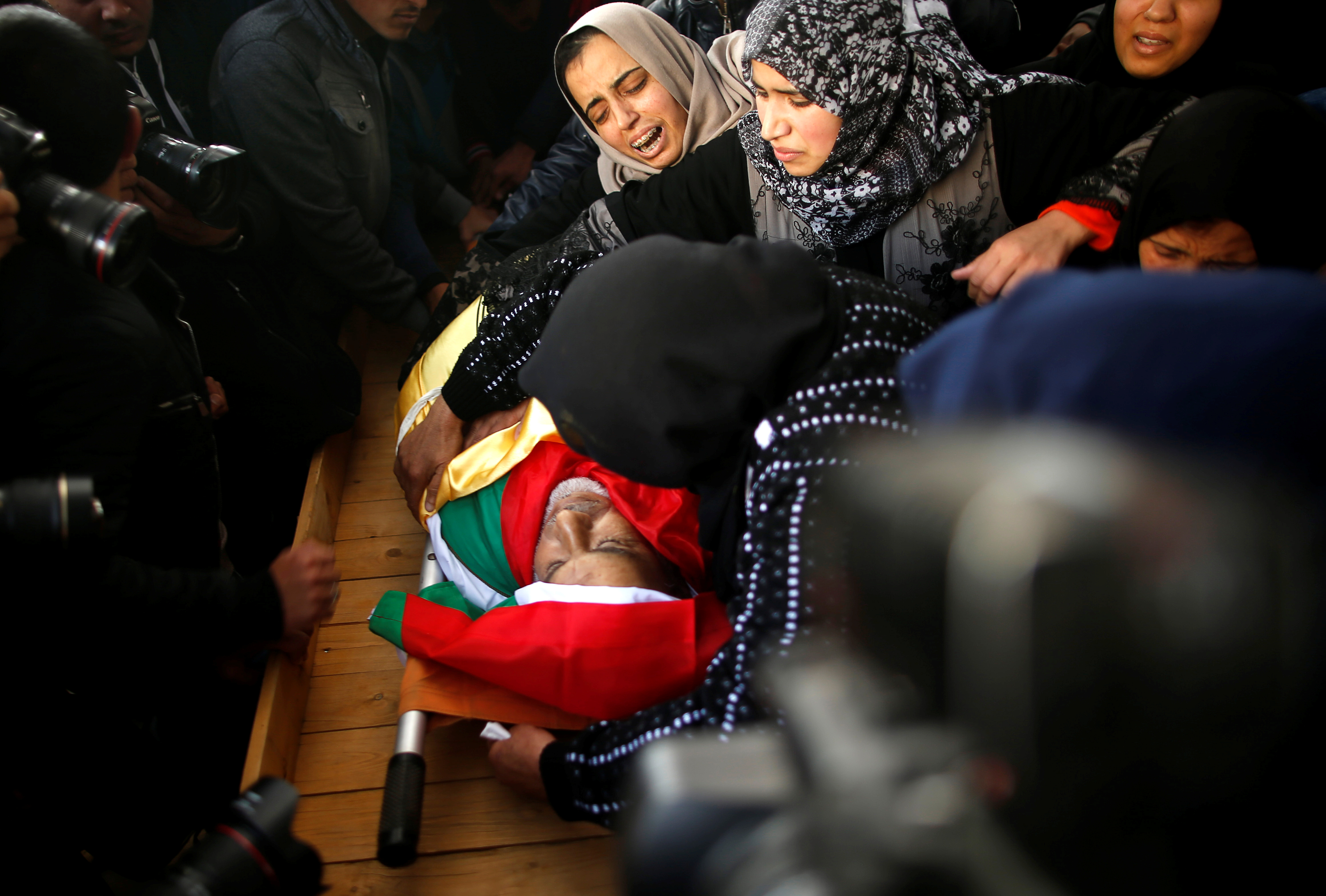 جانب من بكاء أقارب الشهيد الفلسطينى 