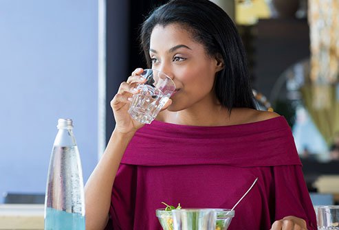 شرب المياه من النصائح لتخفيف الام الدورة الشهرية