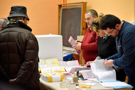 ناخب ينتظر البحث عن اسمه فى الكشوف بإيطاليا