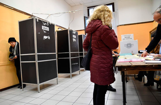 ناخب تحصل على ورقة اقتراع الانتخابات فى إيطاليا