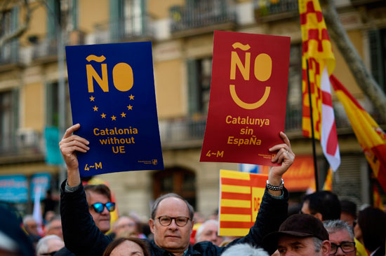 لافتات تطالب بوحدة كتالونيا مع إسبانيا والاتحاد الأوروبى