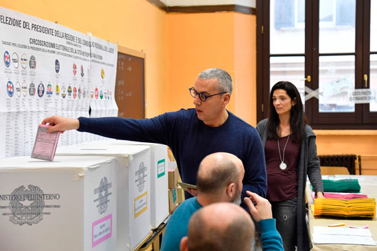 ناخب يدلى بصوته فى الانتخابات التشريعية الإيطالية