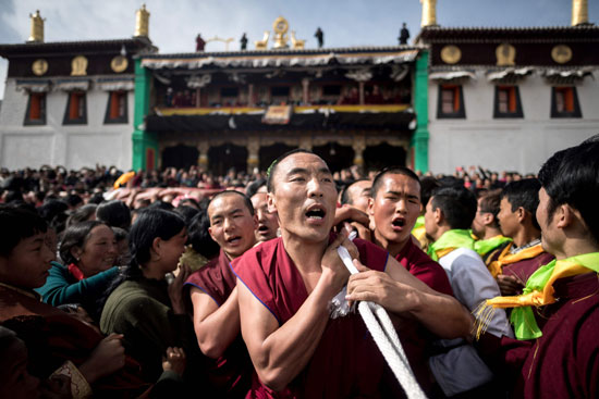 جر تمثال بوذة خلال مهرجان الصلاة الكبير فى التبت