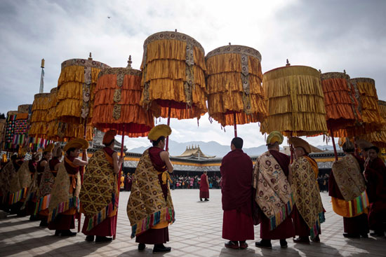 الرهبان البوذيين يحتفلون بمهرجان الصلاة الكبير