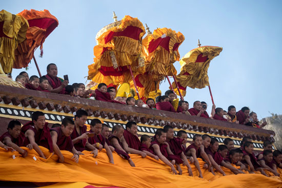 بوذيون يشاركون فى احتفالات مهرجان الصلاة الكبير