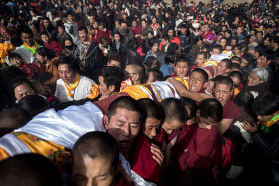آلاف البوذيين يجرون تمثال بوذة خلال الاحتفالات